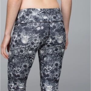 Lululemon Wunder Under Crop Luxtreme
Flowabunga Black Angel Wing / Black 6
